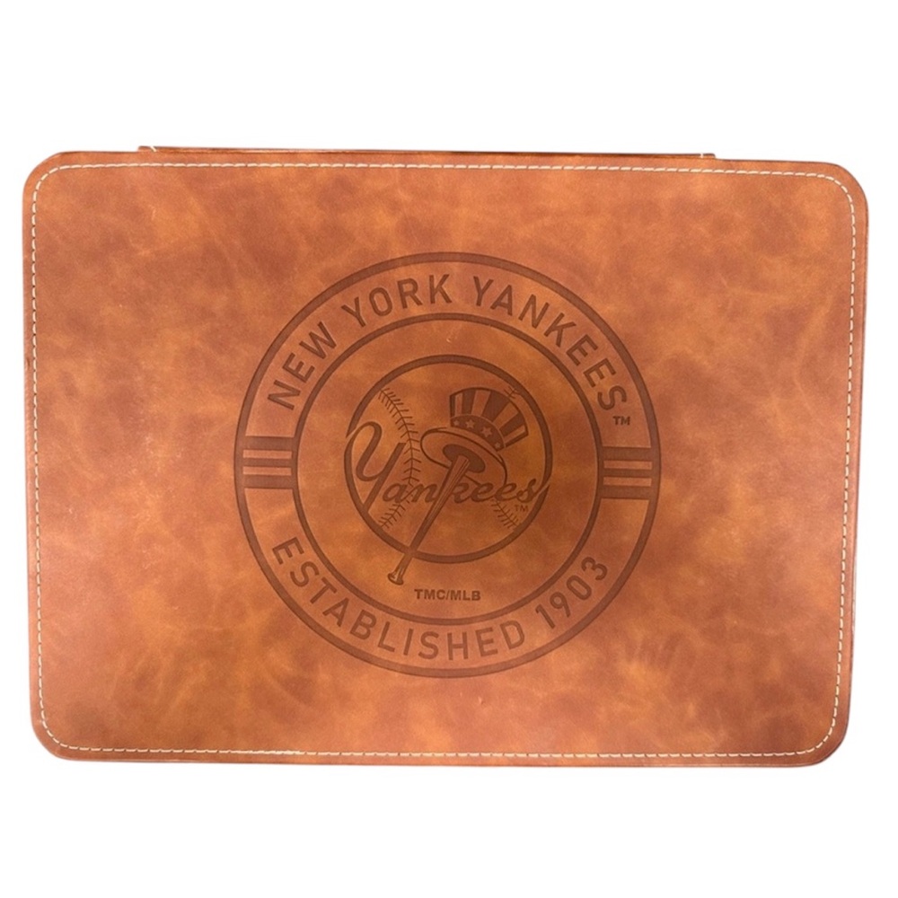 NWOT New York Yankees 15 Piece Whiskey Smoker Set